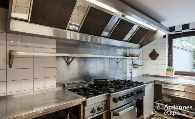 Groot vakantiehuis in Libramont-Chevigny, 42 personen, 15 slaapkamers, speelkamer, tuin met barbecue, gelegen in de Ardennen