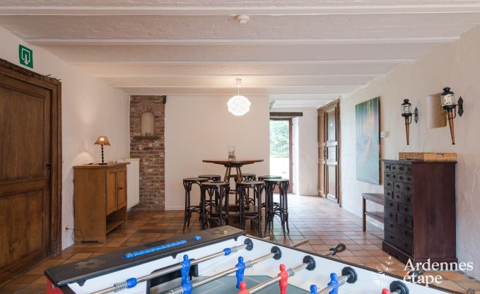 Groot vakantiehuis in Libramont-Chevigny, 42 personen, 15 slaapkamers, speelkamer, tuin met barbecue, gelegen in de Ardennen