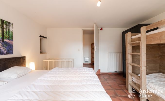 Groot vakantiehuis in Libramont-Chevigny, 42 personen, 15 slaapkamers, speelkamer, tuin met barbecue, gelegen in de Ardennen