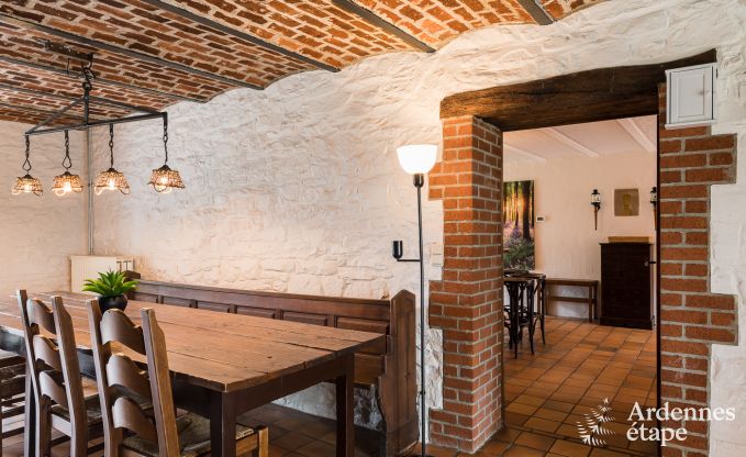Groot vakantiehuis in Libramont-Chevigny, 42 personen, 15 slaapkamers, speelkamer, tuin met barbecue, gelegen in de Ardennen