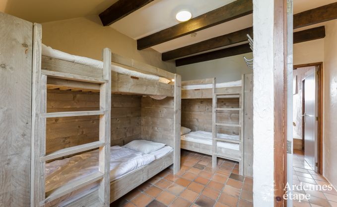 Groot vakantiehuis in Libramont-Chevigny, 42 personen, 15 slaapkamers, speelkamer, tuin met barbecue, gelegen in de Ardennen