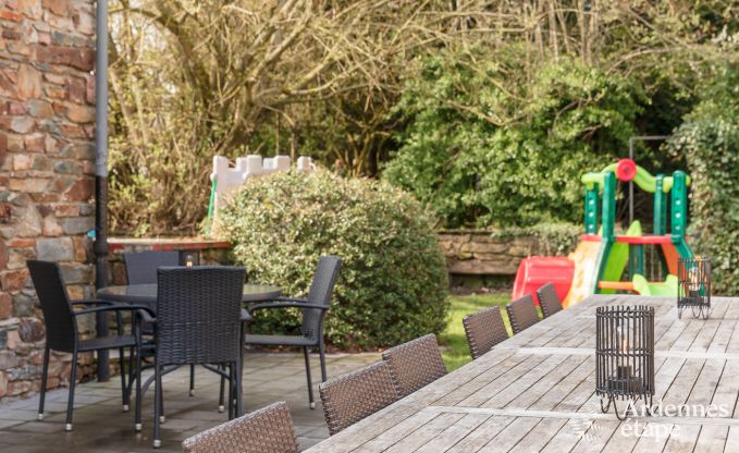 Groot vakantiehuis in Libramont-Chevigny, 42 personen, 15 slaapkamers, speelkamer, tuin met barbecue, gelegen in de Ardennen