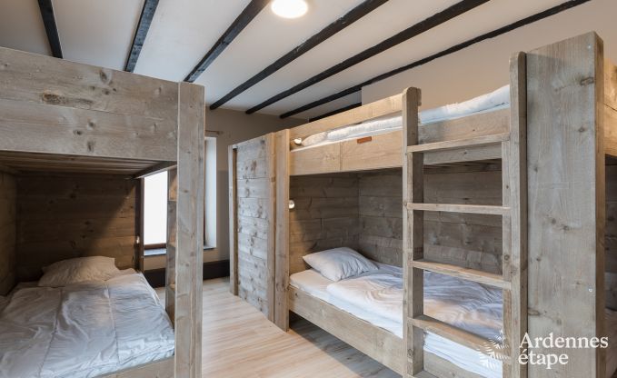 Groot vakantiehuis in Libramont-Chevigny, 42 personen, 15 slaapkamers, speelkamer, tuin met barbecue, gelegen in de Ardennen