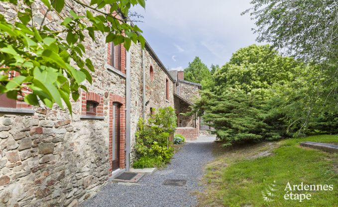 Groot vakantiehuis in Libramont-Chevigny, 42 personen, 15 slaapkamers, speelkamer, tuin met barbecue, gelegen in de Ardennen