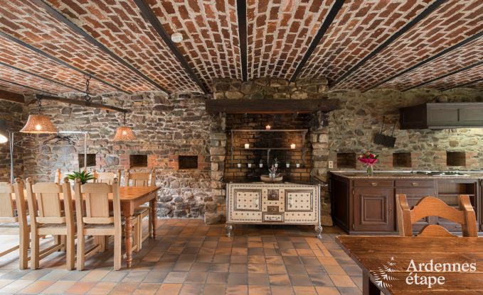 Groot vakantiehuis in Libramont-Chevigny, 42 personen, 15 slaapkamers, speelkamer, tuin met barbecue, gelegen in de Ardennen