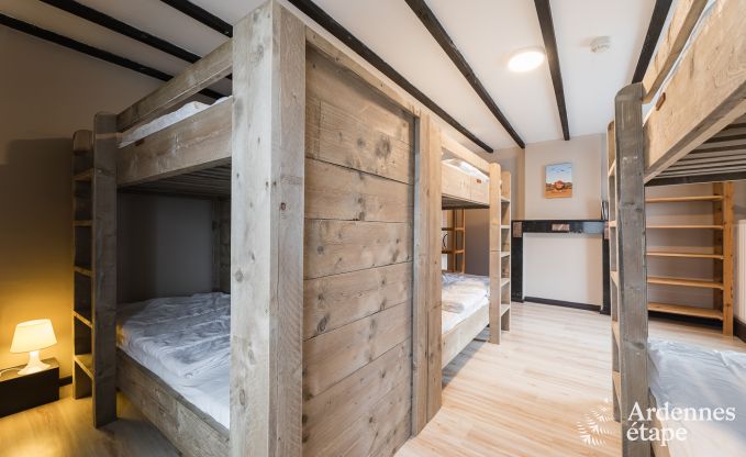 Groot vakantiehuis in Libramont-Chevigny, 42 personen, 15 slaapkamers, speelkamer, tuin met barbecue, gelegen in de Ardennen