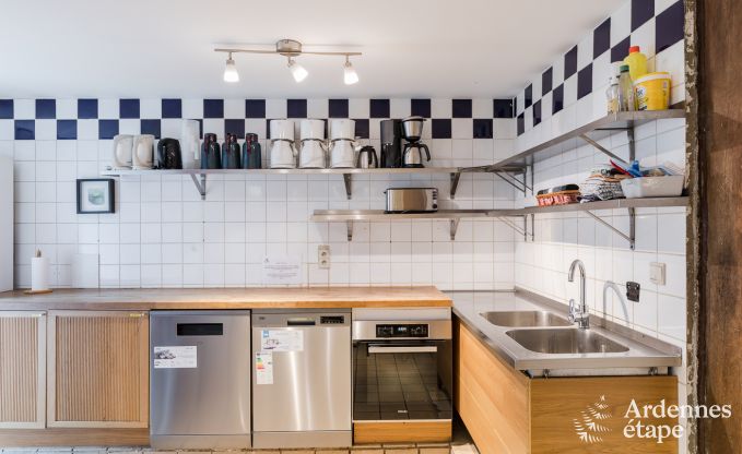 Groot vakantiehuis in Libramont-Chevigny, 42 personen, 15 slaapkamers, speelkamer, tuin met barbecue, gelegen in de Ardennen