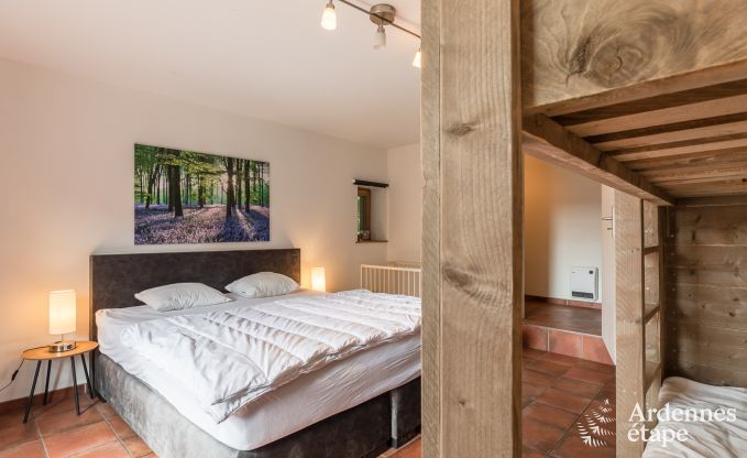 Groot vakantiehuis in Libramont-Chevigny, 42 personen, 15 slaapkamers, speelkamer, tuin met barbecue, gelegen in de Ardennen