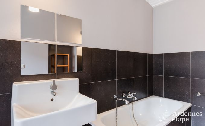 Groot vakantiehuis in Libramont-Chevigny, 42 personen, 15 slaapkamers, speelkamer, tuin met barbecue, gelegen in de Ardennen