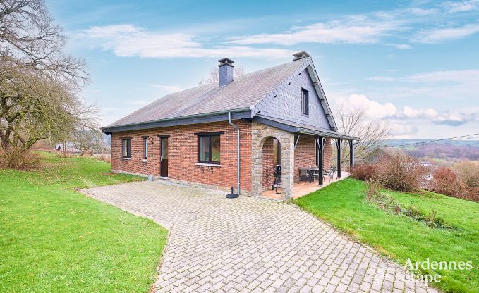 Ruime vakantiewoning in Lierneux met 2 slaapkamers, speelruimte, priv�tuin en fietsenstalling
