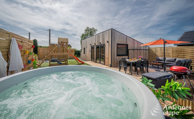 Tiny house voor 6 personen (max 4 volwassenen) met 3 slaapkamers, hottub, speeltuin en barbecue vlakbij Malmedy