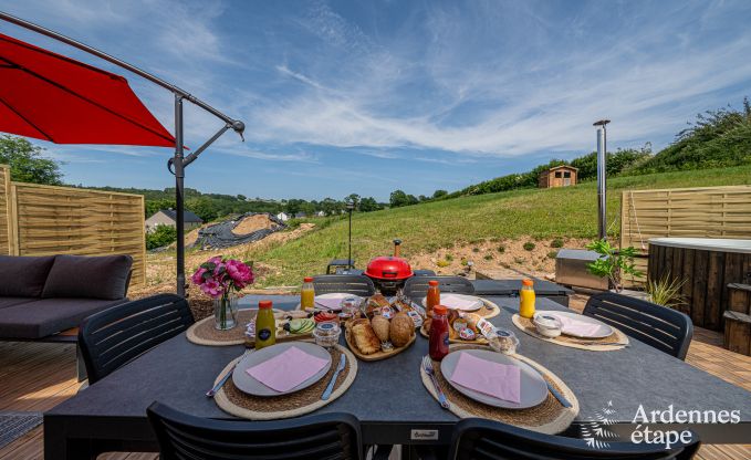 Tiny house voor 6 personen (max 4 volwassenen) met 3 slaapkamers, hottub, speeltuin en barbecue vlakbij Malmedy