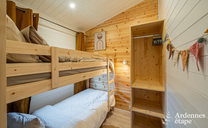 Tiny house voor 6 personen (max 4 volwassenen) met 3 slaapkamers, hottub, speeltuin en barbecue vlakbij Malmedy