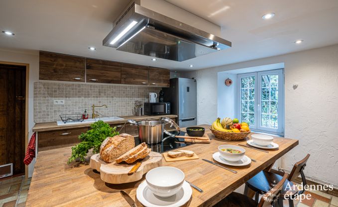 Charmant vakantiehuis in Manhay voor 8 personen, met verwarmd buitenzwembad, priv�vijver en fietsgarage aan de rand van het bos