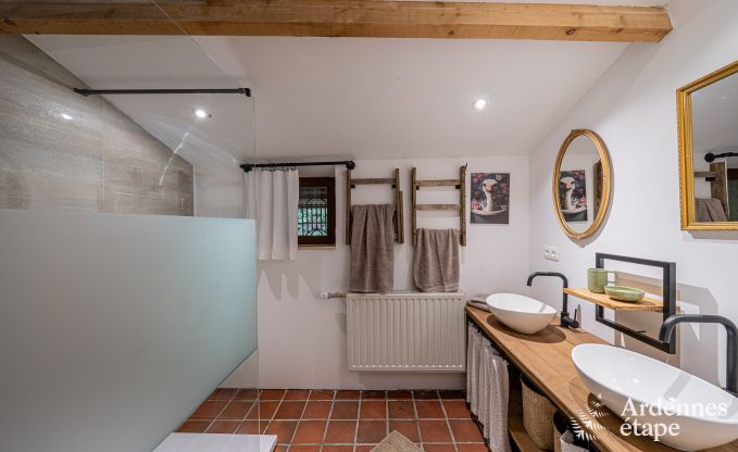 Charmant vakantiehuis in Manhay voor 8 personen, met verwarmd buitenzwembad, priv�vijver en fietsgarage aan de rand van het bos