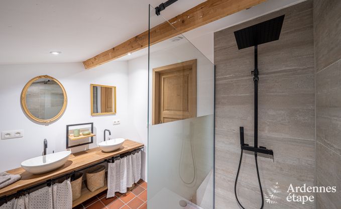 Charmant vakantiehuis in Manhay voor 8 personen, met verwarmd buitenzwembad, priv�vijver en fietsgarage aan de rand van het bos