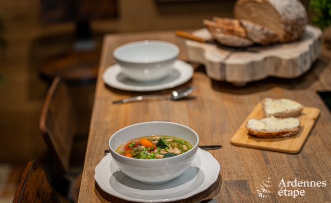 Charmant vakantiehuis in Manhay voor 8 personen, met verwarmd buitenzwembad, priv�vijver en fietsgarage aan de rand van het bos