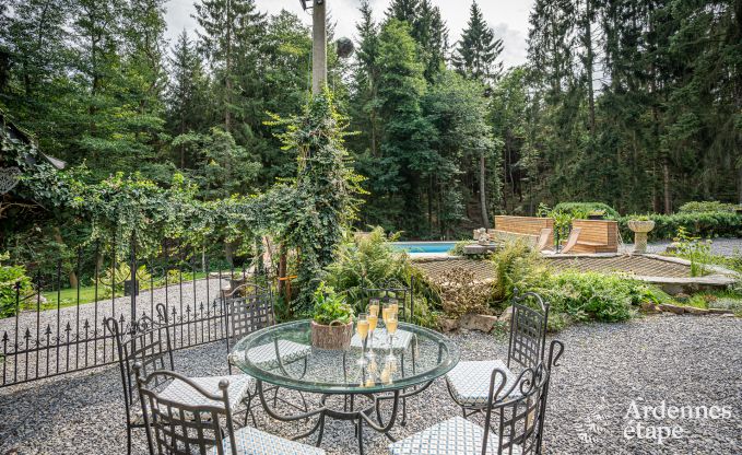 Charmant vakantiehuis in Manhay voor 8 personen, met verwarmd buitenzwembad, priv�vijver en fietsgarage aan de rand van het bos