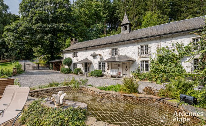 Charmant vakantiehuis in Manhay voor 8 personen, met verwarmd buitenzwembad, priv�vijver en fietsgarage aan de rand van het bos