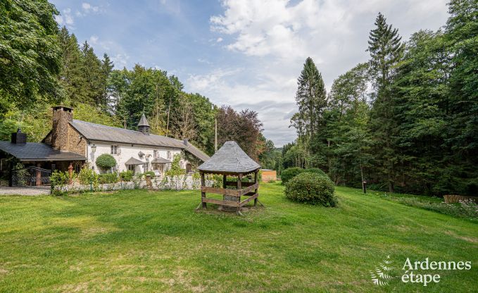 Charmant vakantiehuis in Manhay voor 8 personen, met verwarmd buitenzwembad, priv�vijver en fietsgarage aan de rand van het bos