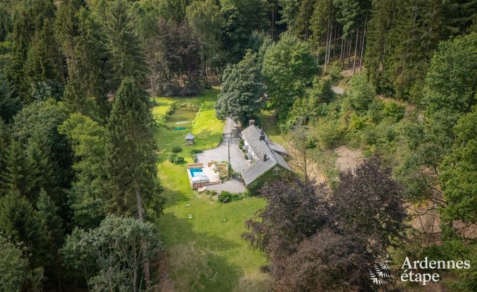 Charmant vakantiehuis in Manhay voor 8 personen, met verwarmd buitenzwembad, priv�vijver en fietsgarage aan de rand van het bos