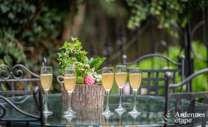 Charmant vakantiehuis in Manhay voor 8 personen, met verwarmd buitenzwembad, priv�vijver en fietsgarage aan de rand van het bos