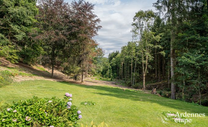 Charmant vakantiehuis in Manhay voor 8 personen, met verwarmd buitenzwembad, priv�vijver en fietsgarage aan de rand van het bos