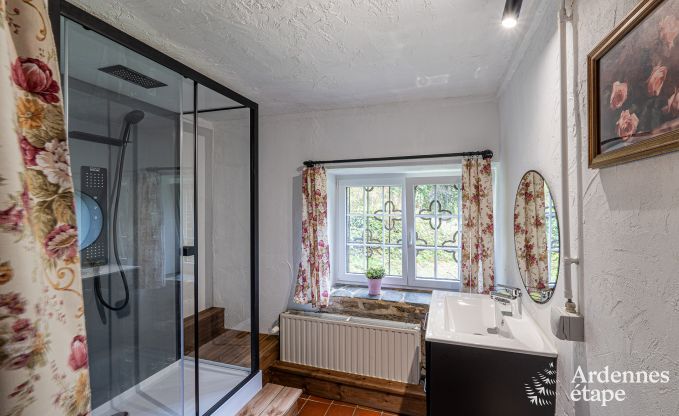 Charmant vakantiehuis in Manhay voor 8 personen, met verwarmd buitenzwembad, priv�vijver en fietsgarage aan de rand van het bos