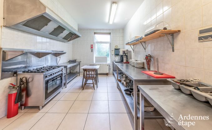 Vakantiewoning voor 41 personen met 22 slaapkamers aan het water in de Ardennen, nabij Maredsous