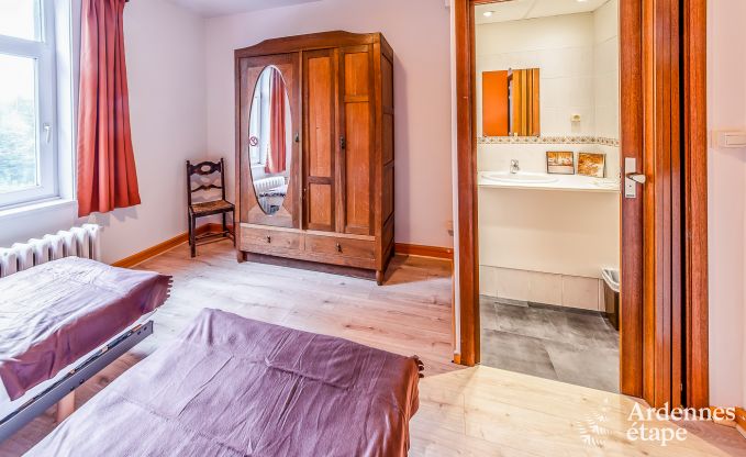 Vakantiewoning voor 41 personen met 22 slaapkamers aan het water in de Ardennen, nabij Maredsous