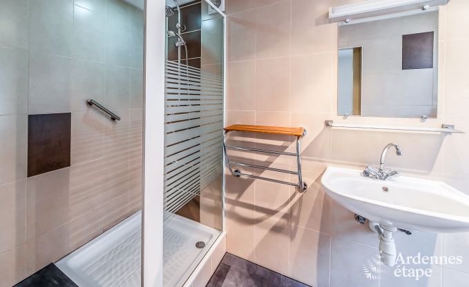 Vakantiewoning voor 41 personen met 22 slaapkamers aan het water in de Ardennen, nabij Maredsous