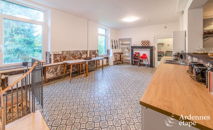 Vakantiewoning voor 41 personen met 22 slaapkamers aan het water in de Ardennen, nabij Maredsous