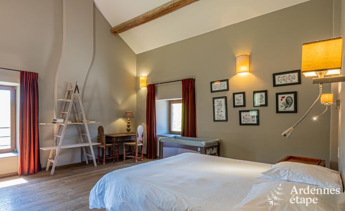 Ruime vakantiewoning in Maredsous voor 18 personen met 6 slaapkamers, 5 badkamers, pizzaoven en grote privtuin nabij Dinant en Mettet