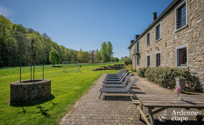 Ruime vakantiewoning in Maredsous voor 18 personen met 6 slaapkamers, 5 badkamers, pizzaoven en grote privtuin nabij Dinant en Mettet