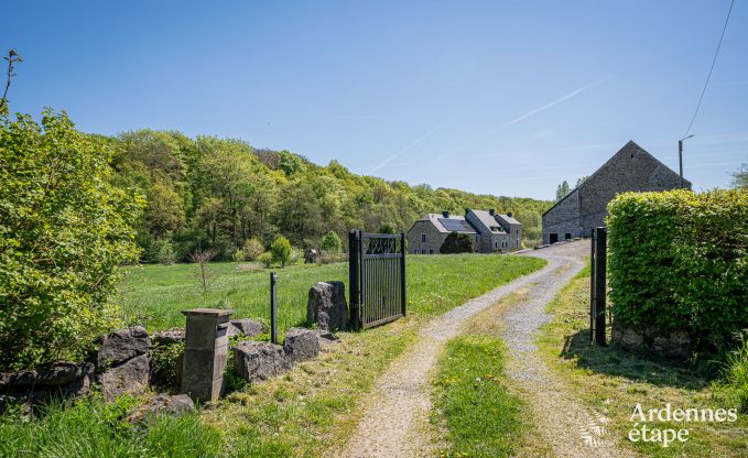 Ruime vakantiewoning in Maredsous voor 18 personen met 6 slaapkamers, 5 badkamers, pizzaoven en grote privtuin nabij Dinant en Mettet