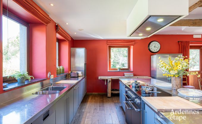 Ruime vakantiewoning in Maredsous voor 18 personen met 6 slaapkamers, 5 badkamers, pizzaoven en grote privtuin nabij Dinant en Mettet