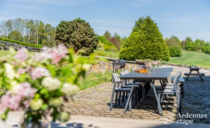 Ruime vakantiewoning in Maredsous voor 18 personen met 6 slaapkamers, 5 badkamers, pizzaoven en grote privtuin nabij Dinant en Mettet