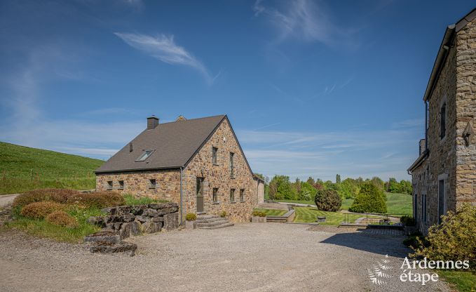 Ruime vakantiewoning in Maredsous voor 18 personen met 6 slaapkamers, 5 badkamers, pizzaoven en grote privtuin nabij Dinant en Mettet