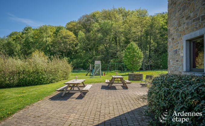 Ruime vakantiewoning in Maredsous voor 18 personen met 6 slaapkamers, 5 badkamers, pizzaoven en grote privtuin nabij Dinant en Mettet