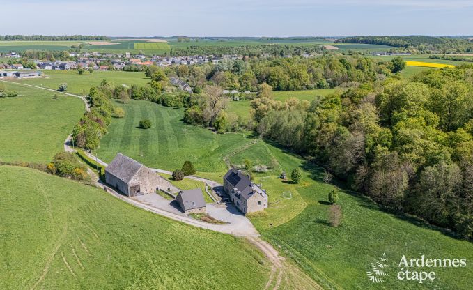 Ruime vakantiewoning in Maredsous voor 18 personen met 6 slaapkamers, 5 badkamers, pizzaoven en grote privtuin nabij Dinant en Mettet