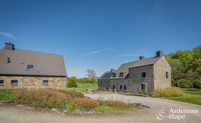 Ruime vakantiewoning in Maredsous voor 18 personen met 6 slaapkamers, 5 badkamers, pizzaoven en grote privtuin nabij Dinant en Mettet