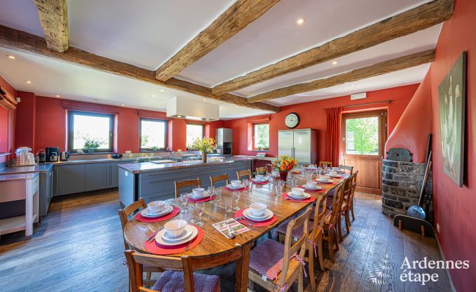 Ruime vakantiewoning in Maredsous voor 18 personen met 6 slaapkamers, 5 badkamers, pizzaoven en grote privtuin nabij Dinant en Mettet