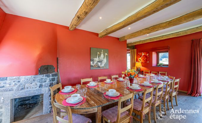 Ruime vakantiewoning in Maredsous voor 18 personen met 6 slaapkamers, 5 badkamers, pizzaoven en grote privtuin nabij Dinant en Mettet