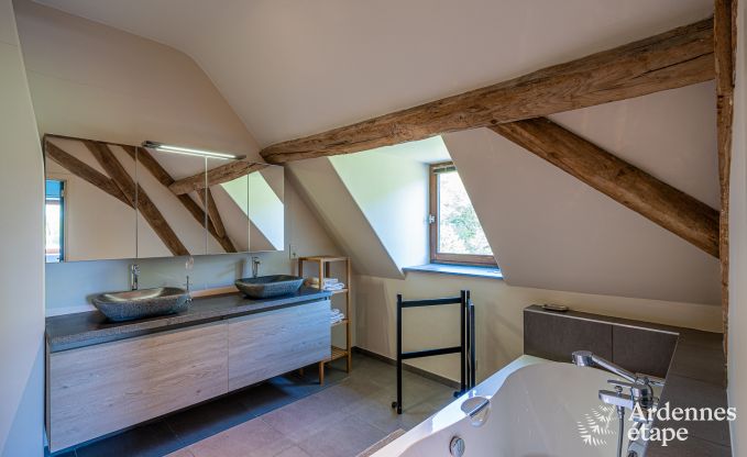 Ruime vakantiewoning in Maredsous voor 18 personen met 6 slaapkamers, 5 badkamers, pizzaoven en grote privtuin nabij Dinant en Mettet