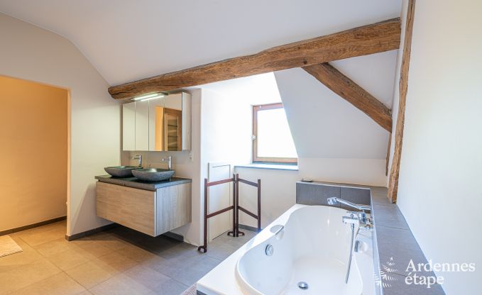 Ruime vakantiewoning in Maredsous voor 18 personen met 6 slaapkamers, 5 badkamers, pizzaoven en grote privtuin nabij Dinant en Mettet