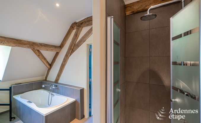 Ruime vakantiewoning in Maredsous voor 18 personen met 6 slaapkamers, 5 badkamers, pizzaoven en grote privtuin nabij Dinant en Mettet