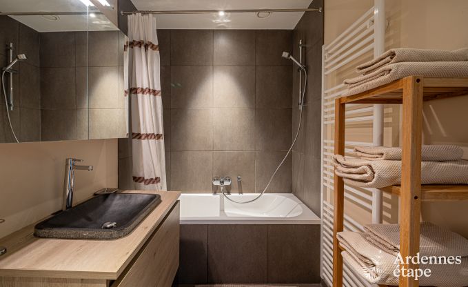 Ruime vakantiewoning in Maredsous voor 18 personen met 6 slaapkamers, 5 badkamers, pizzaoven en grote privtuin nabij Dinant en Mettet