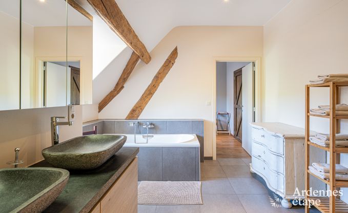 Ruime vakantiewoning in Maredsous voor 18 personen met 6 slaapkamers, 5 badkamers, pizzaoven en grote privtuin nabij Dinant en Mettet