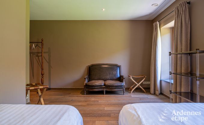 Ruime vakantiewoning in Maredsous voor 18 personen met 6 slaapkamers, 5 badkamers, pizzaoven en grote privtuin nabij Dinant en Mettet