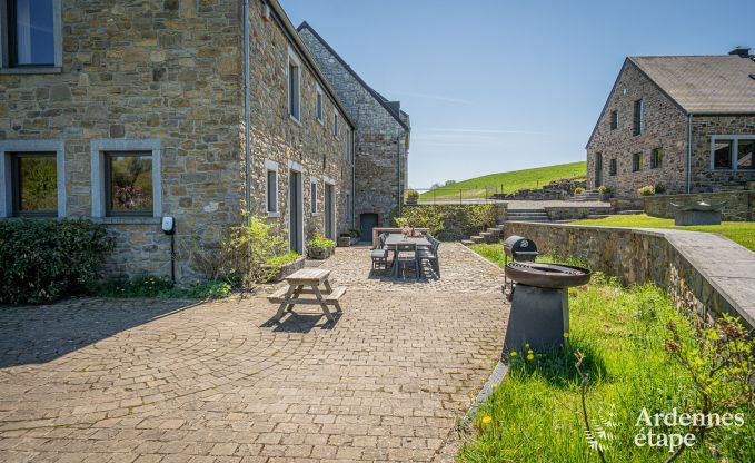 Ruime vakantiewoning in Maredsous voor 18 personen met 6 slaapkamers, 5 badkamers, pizzaoven en grote privtuin nabij Dinant en Mettet